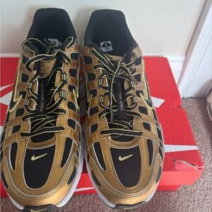Nike Metallic Gold and Black Men's Trainers